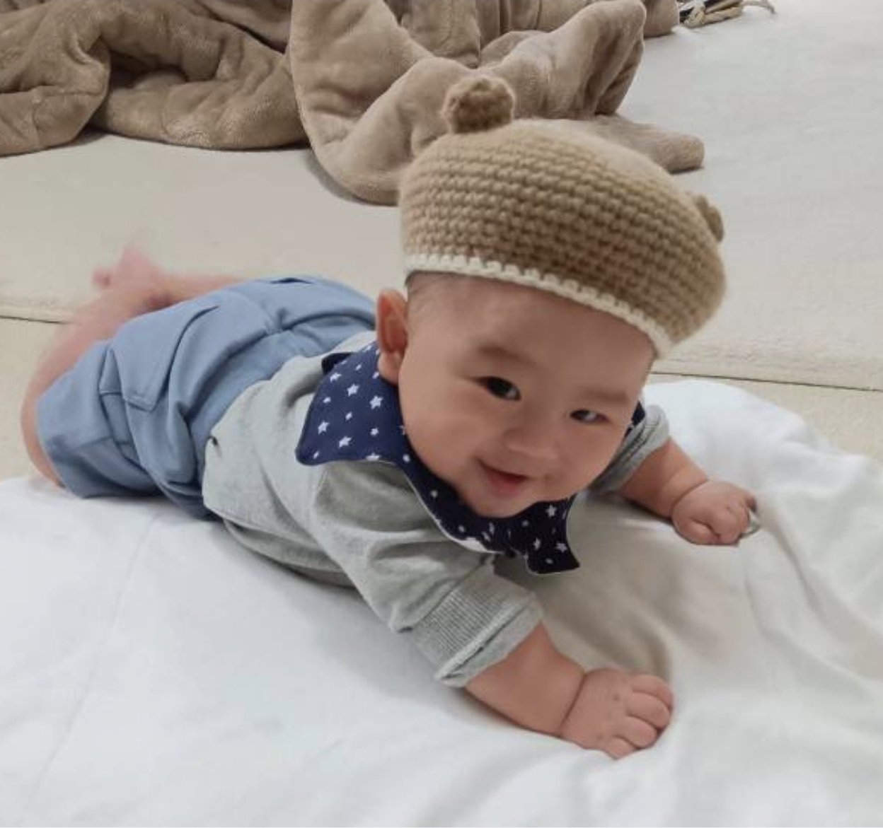 くまちゃんベレー帽をかぶった赤ちゃん