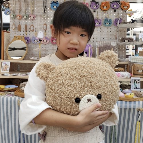 くまちゃんを抱っこしている子ども