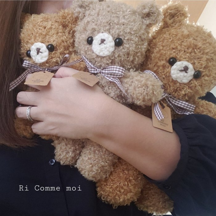 くまちゃんを抱っこしているところ